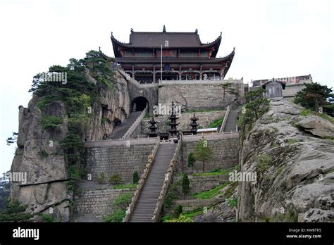  Il Tempio di Tiantai: Un gioiello storico nascosto tra le montagne!