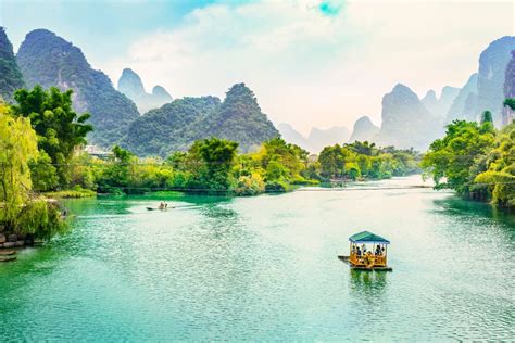 Lijiang River Scenic Area: Un viaggio romantico nel tempo attraverso imponenti montagne e acque scintillanti!